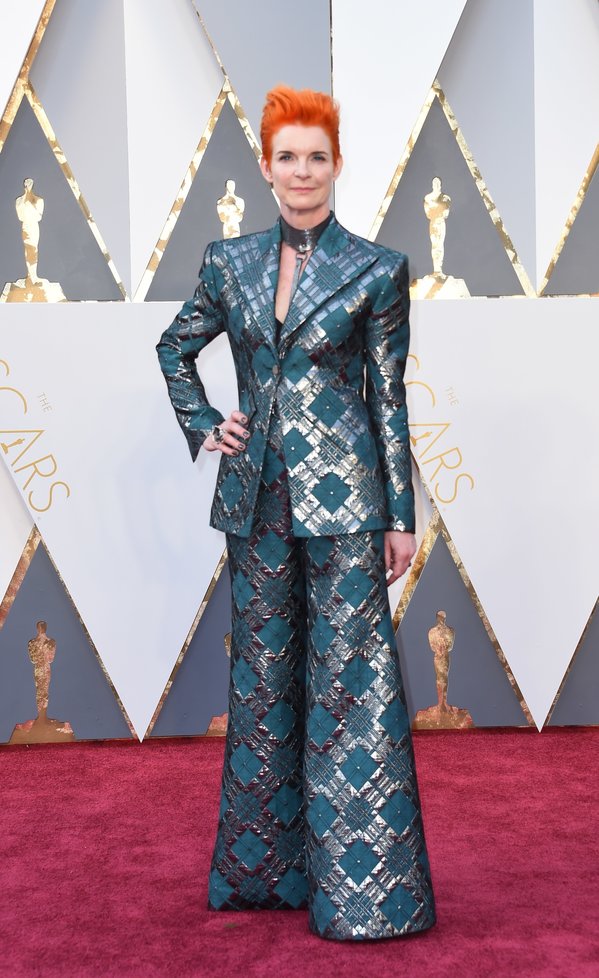 Costume designer Sandy Powell arrives on the red carpet for the 88th Oscars on February 28, 2016 in Hollywood, California. AFP PHOTO / VALERIE MACON / AFP / VALERIE MACON (Photo credit should read VALERIE MACON/AFP/Getty Images)